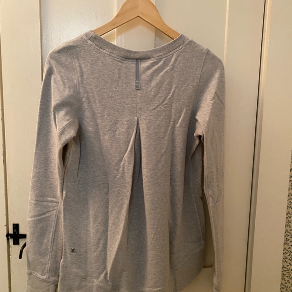 Lululemon size 6 (small) grey active wear sweatshirt - Picture 4 of 4
